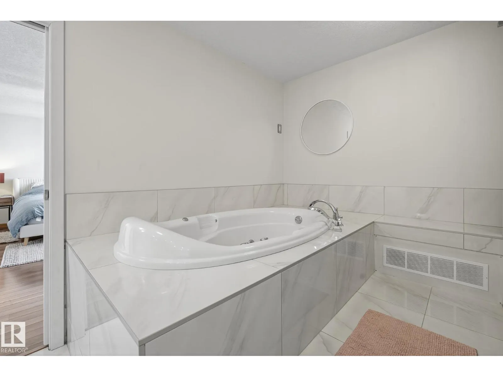 #1004 10045 118 ST NW