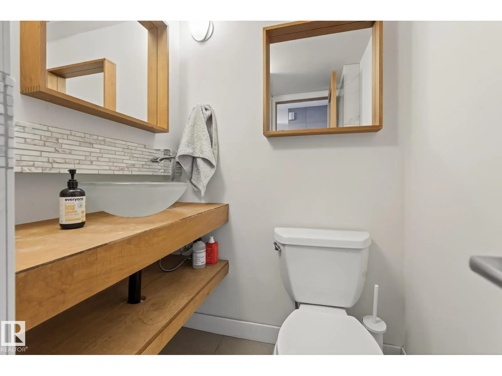 #1004 10045 118 ST NW