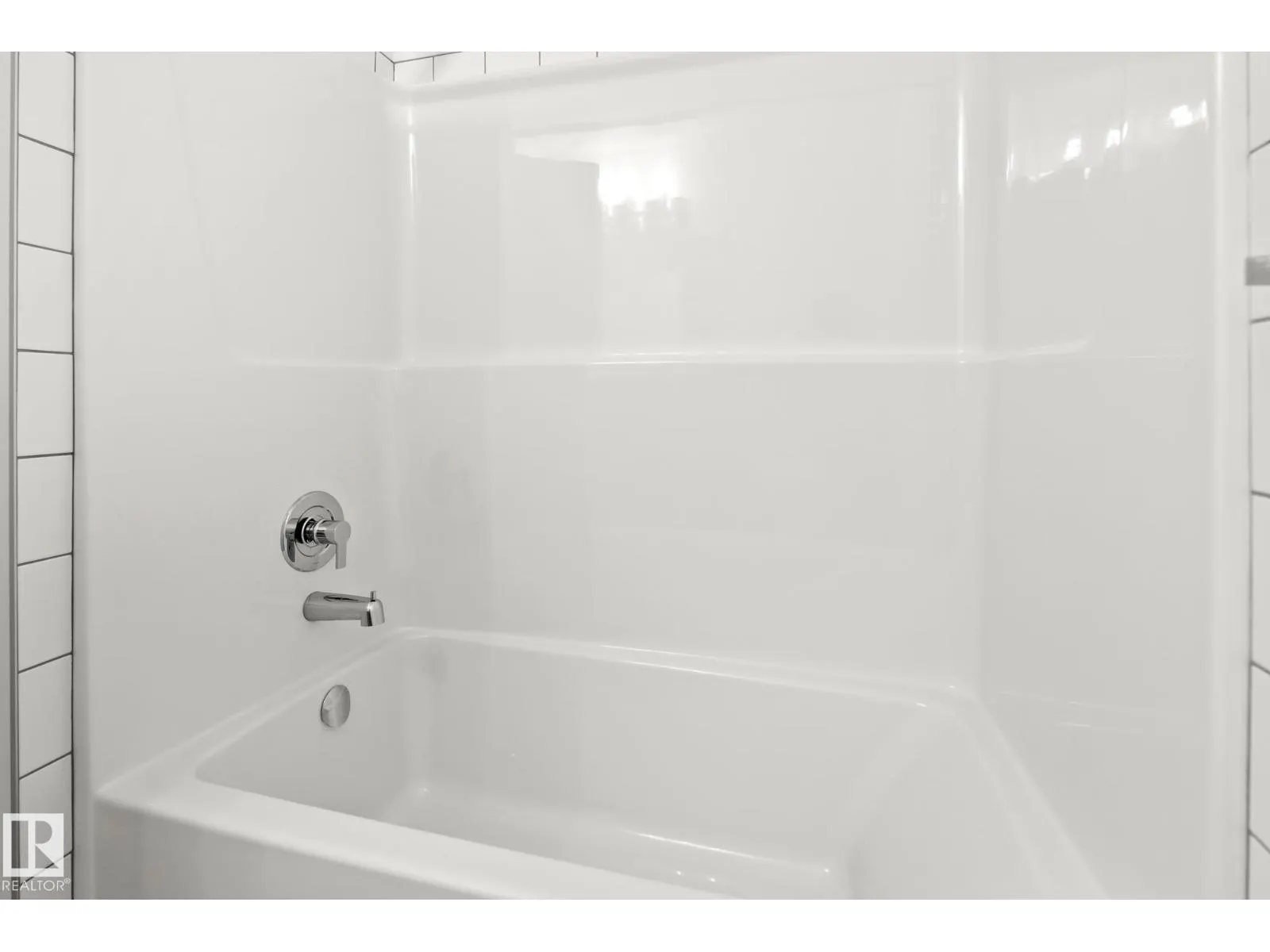 #101 860 Secord BV NW