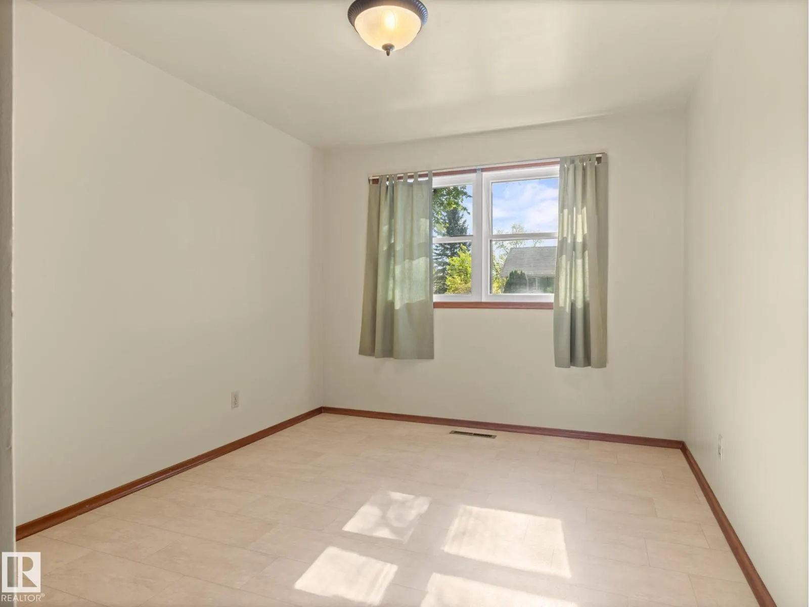 4018 115 AV NW