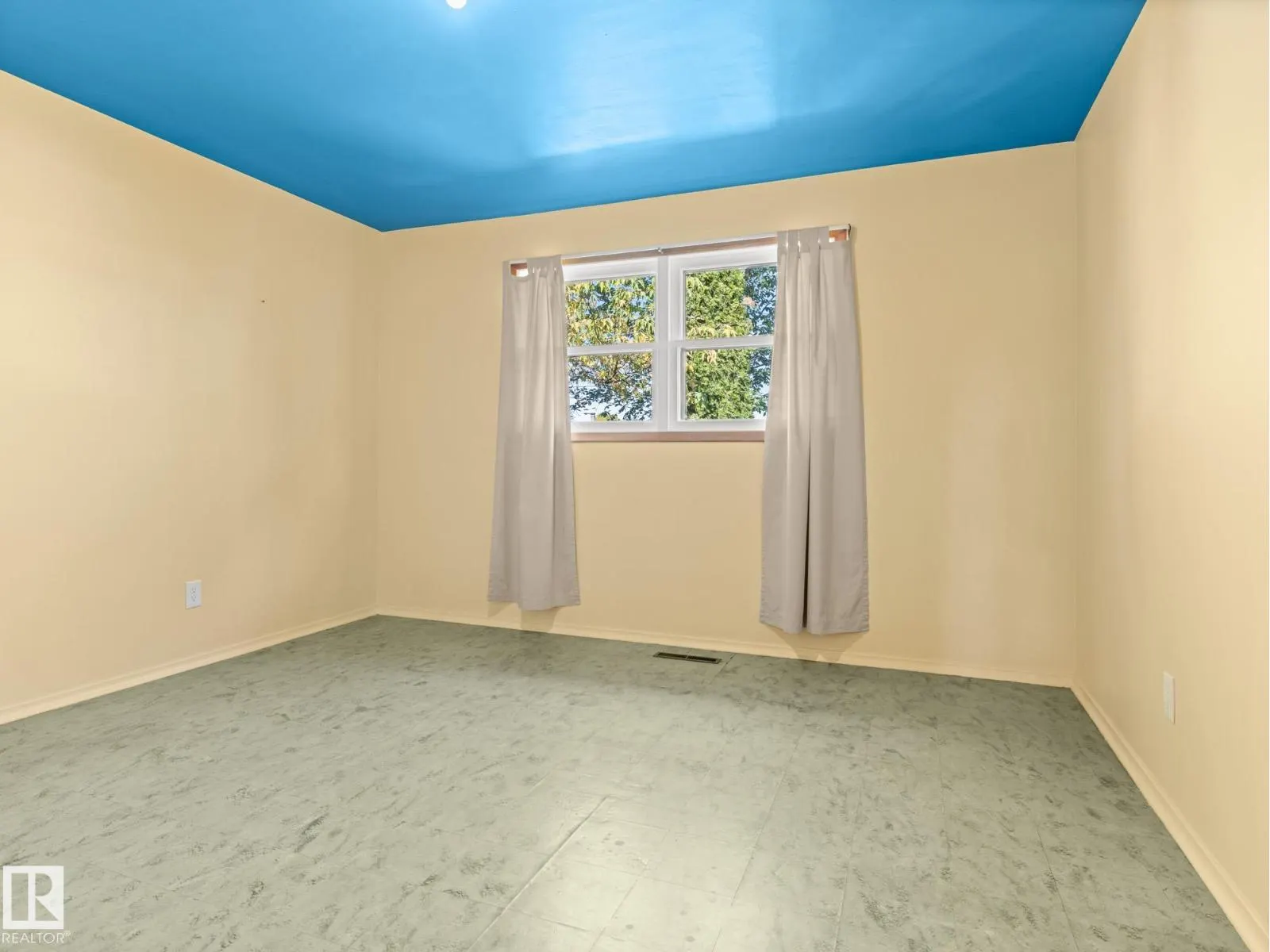 4018 115 AV NW