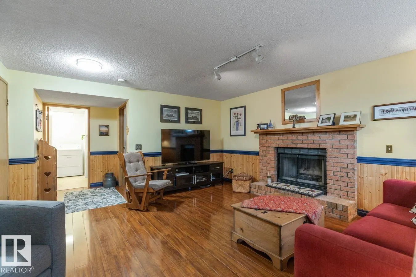 4631 10 AV NW