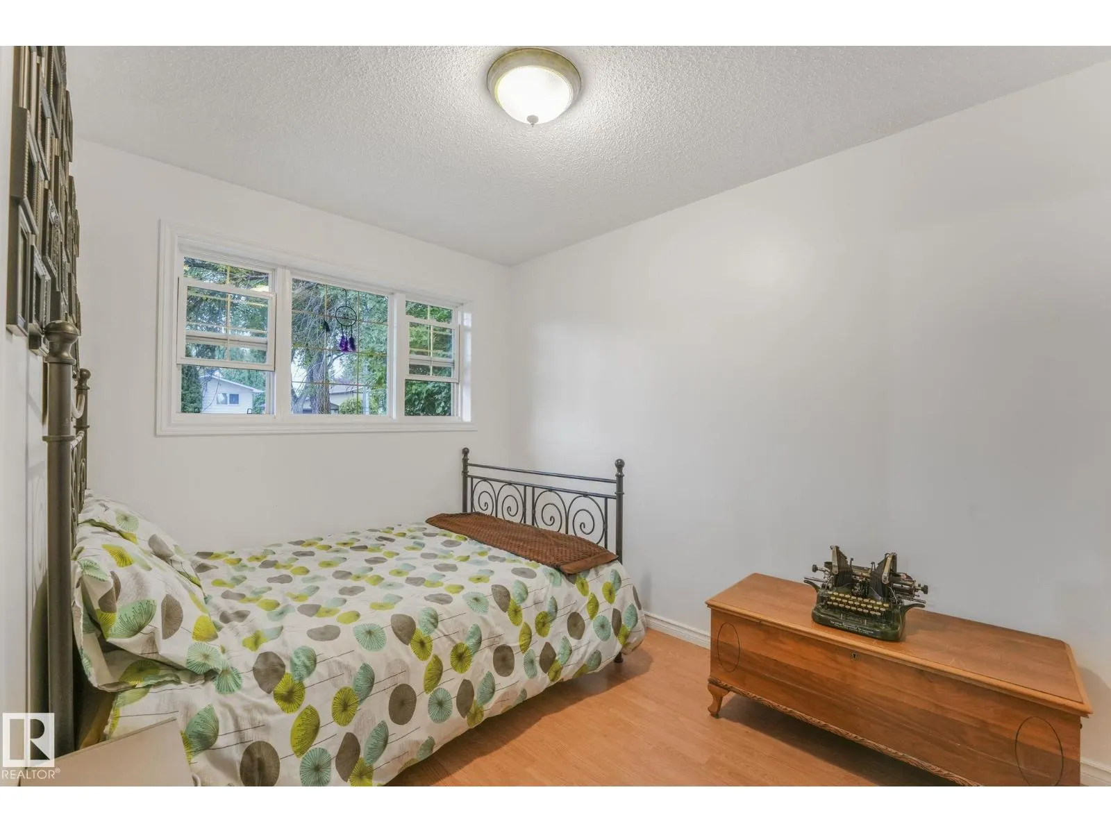 135 MARION DR