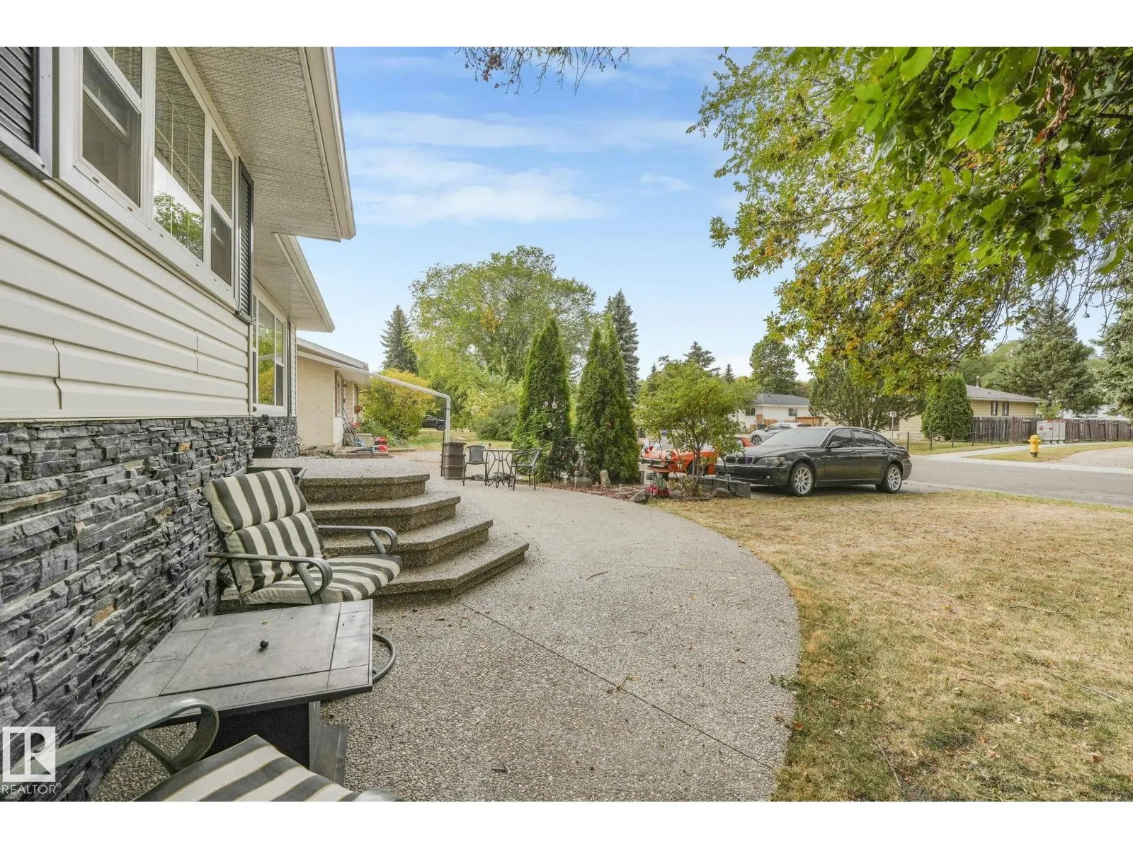 135 MARION DR