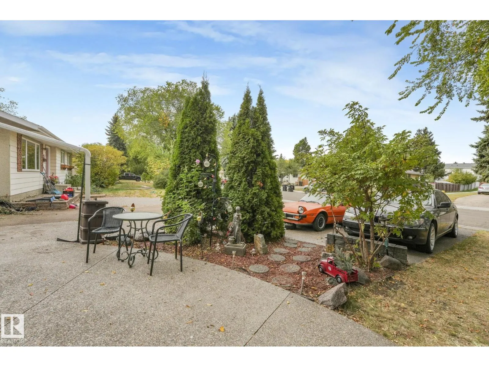 135 MARION DR