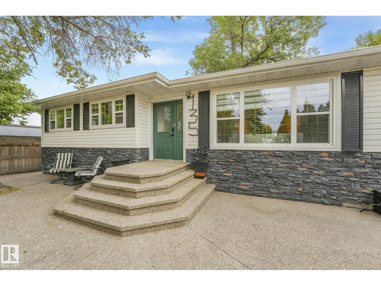 135 MARION DR