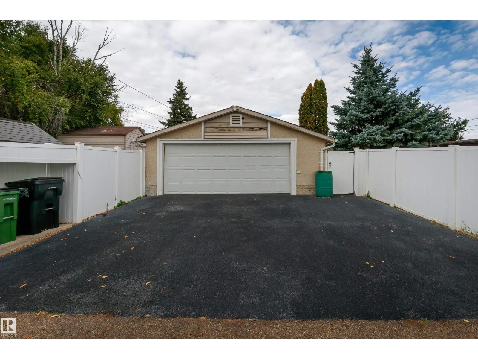 8411 135 AV NW
