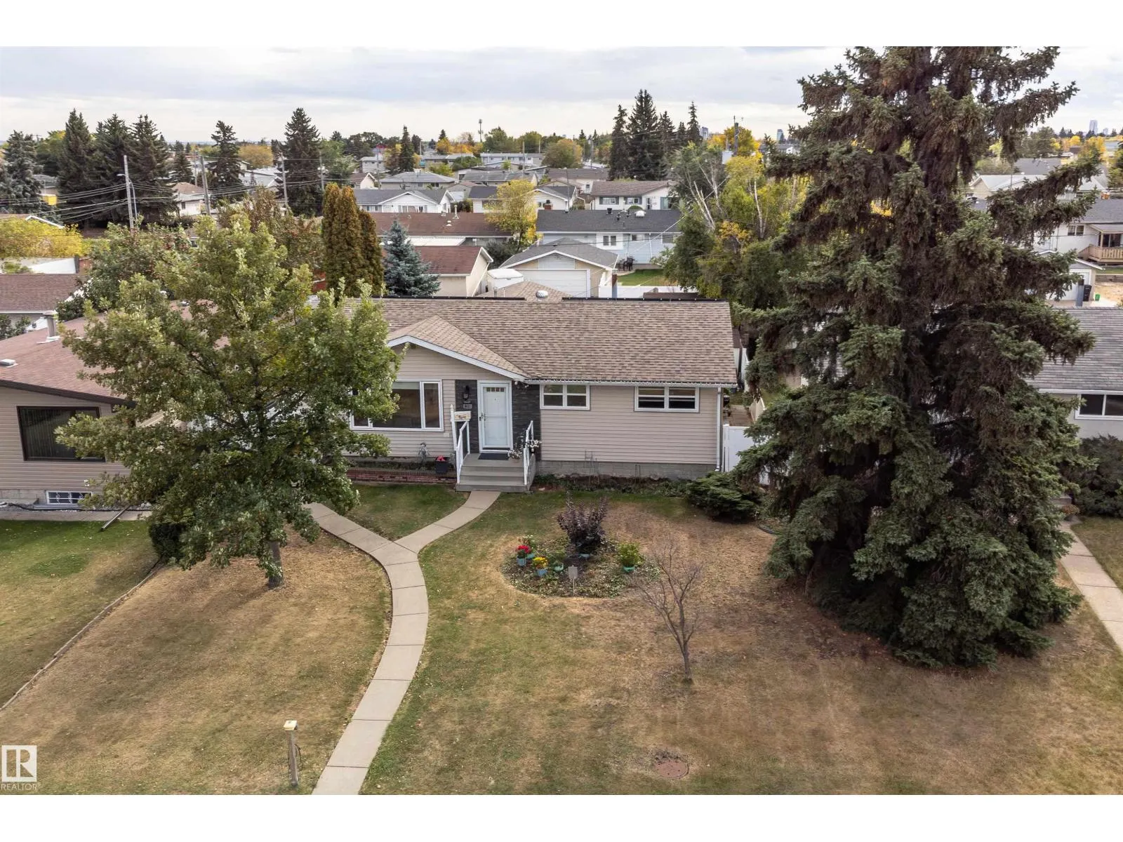 8411 135 AV NW