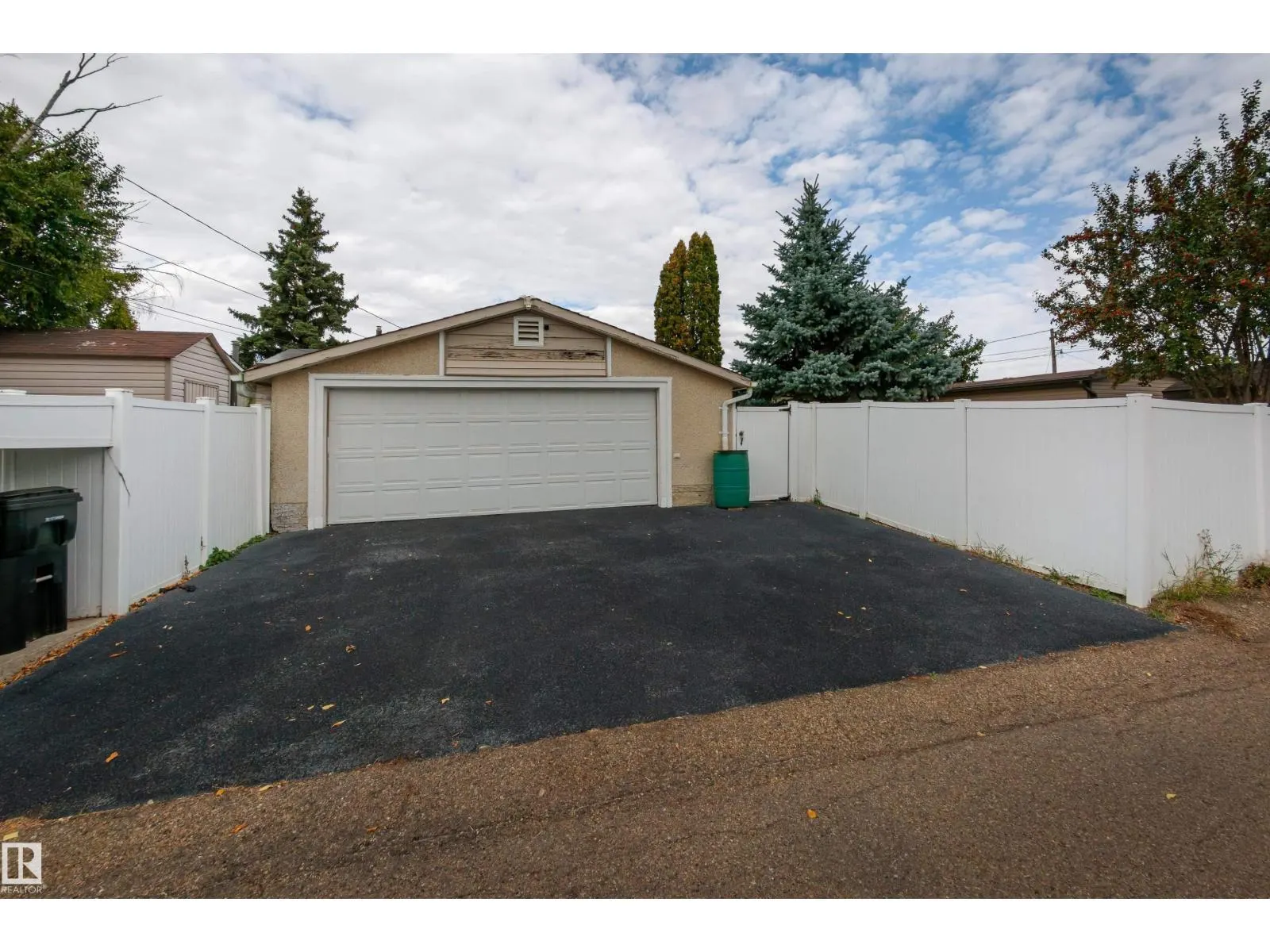 8411 135 AV NW