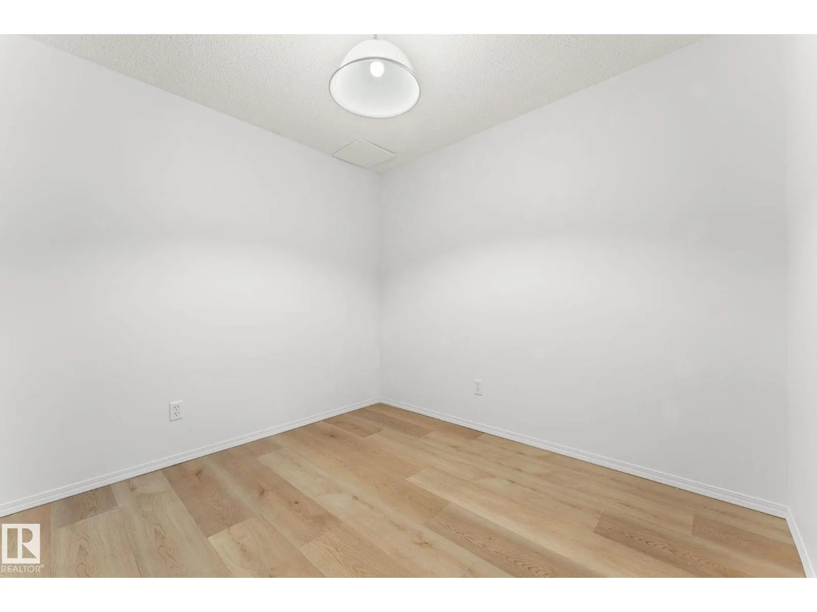 7913 161 AV NW