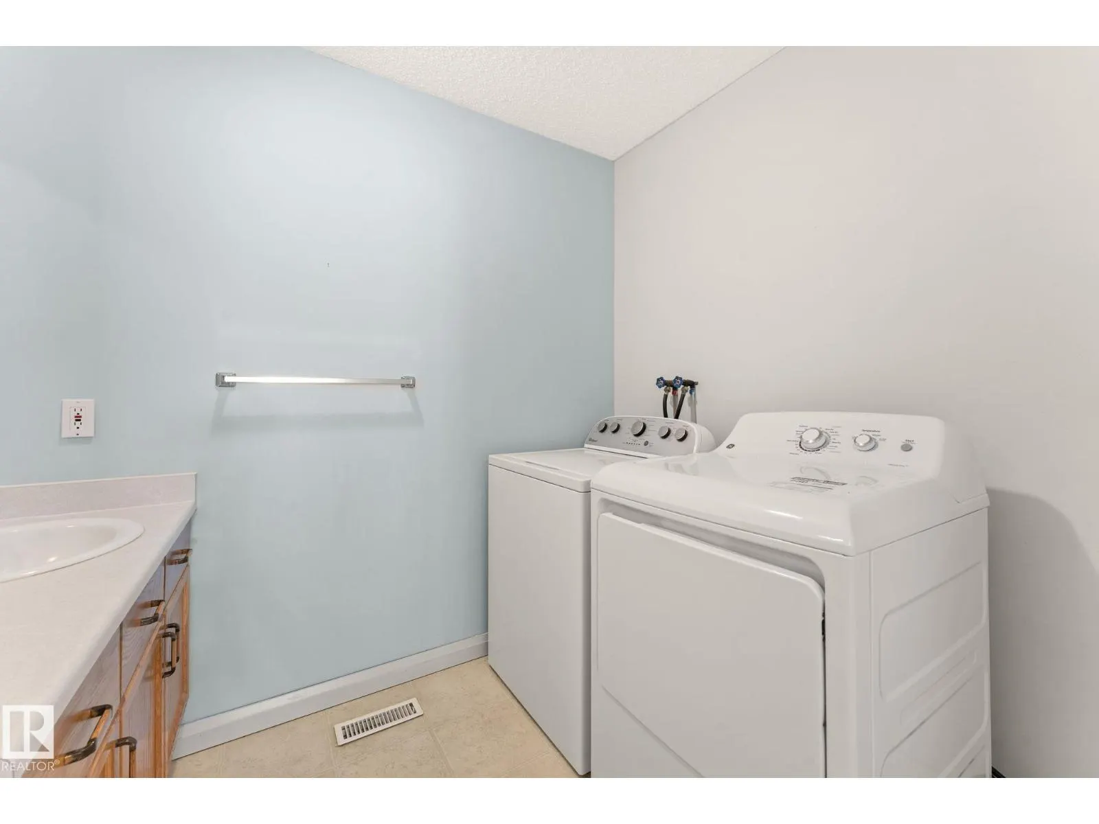 7913 161 AV NW