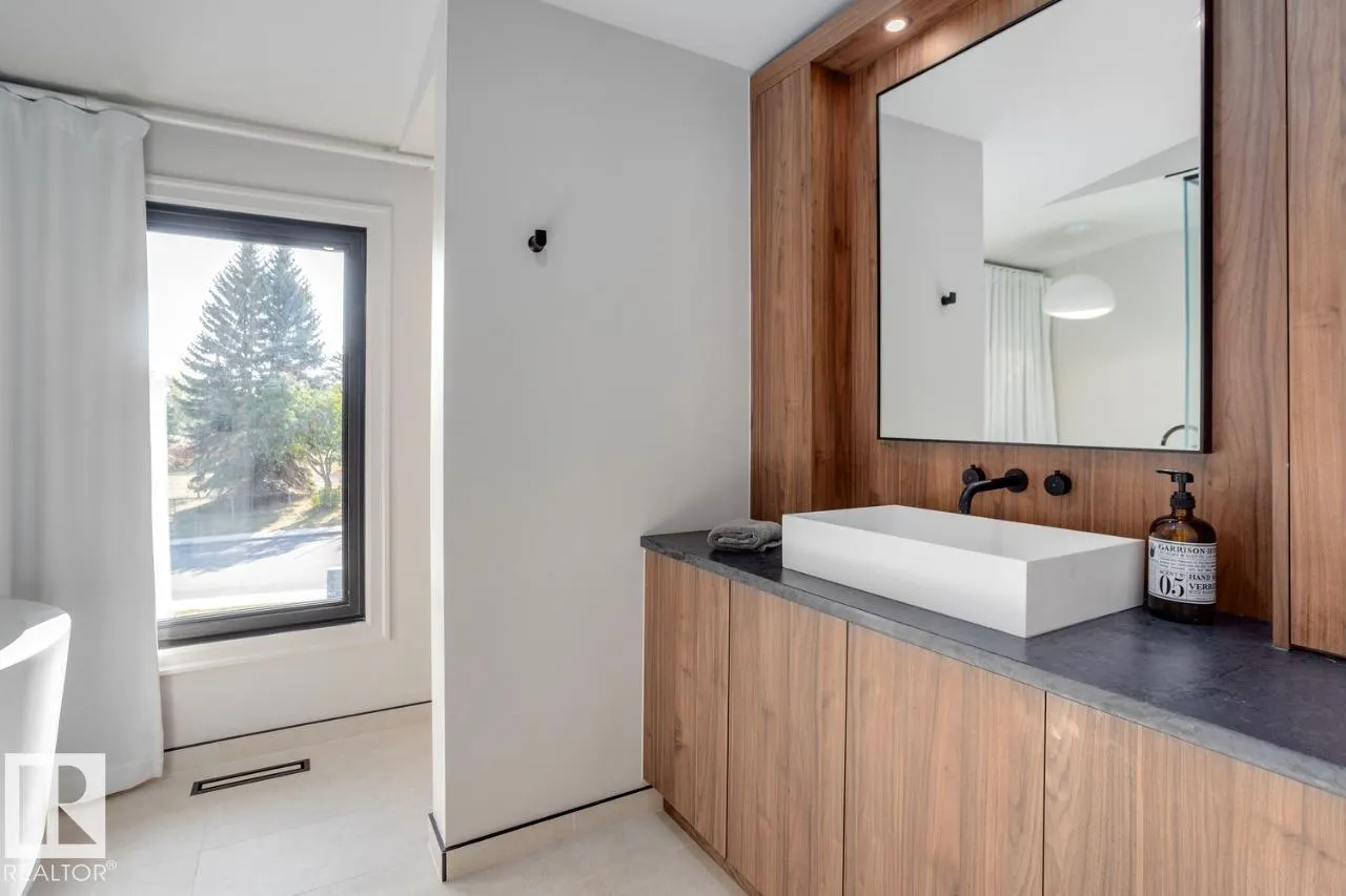 10804 65 ST NW