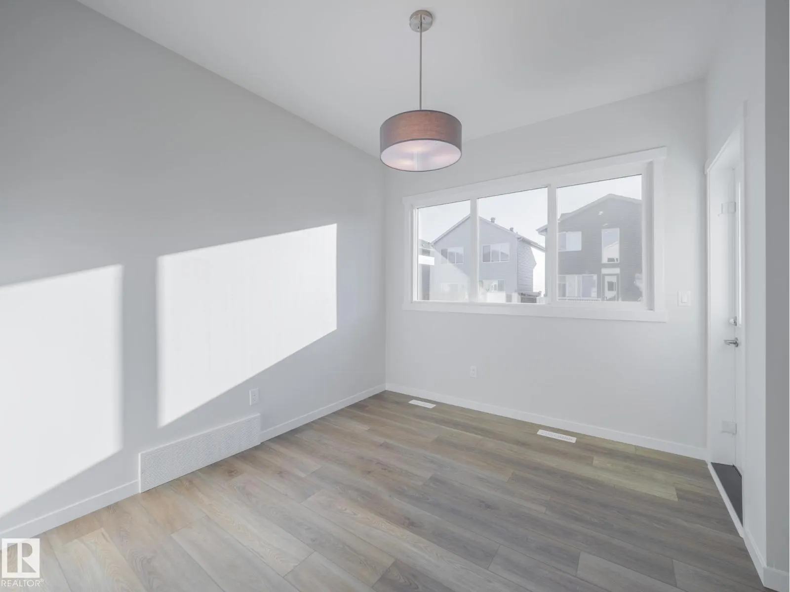 9315 227 ST NW