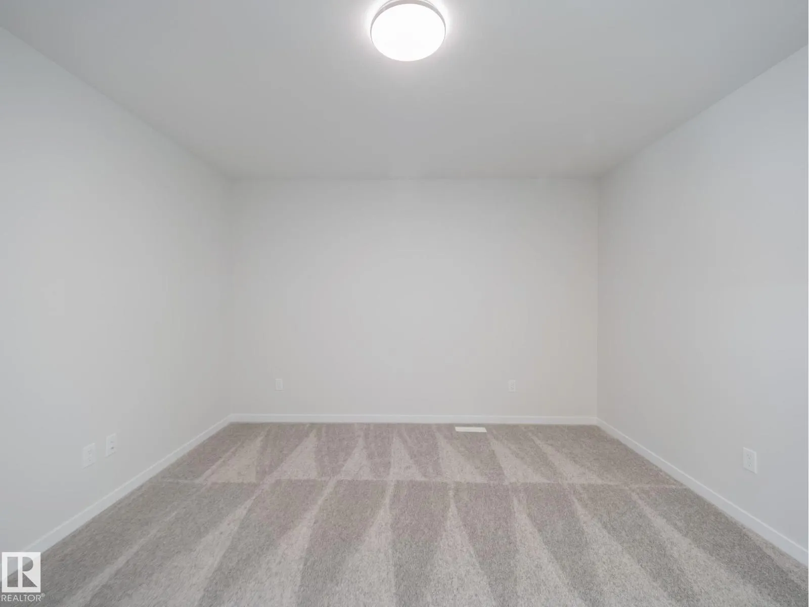 9315 227 ST NW