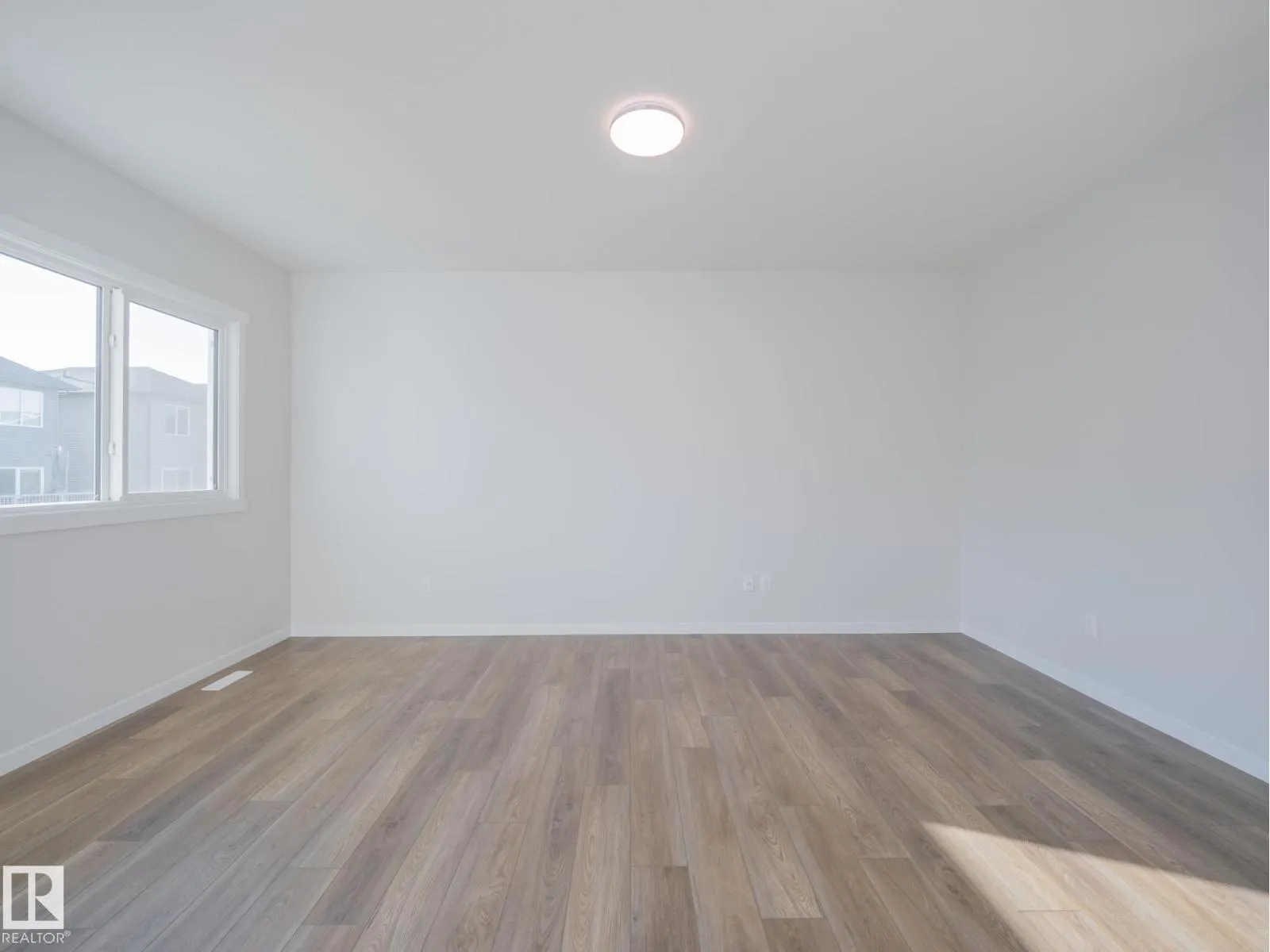 9315 227 ST NW