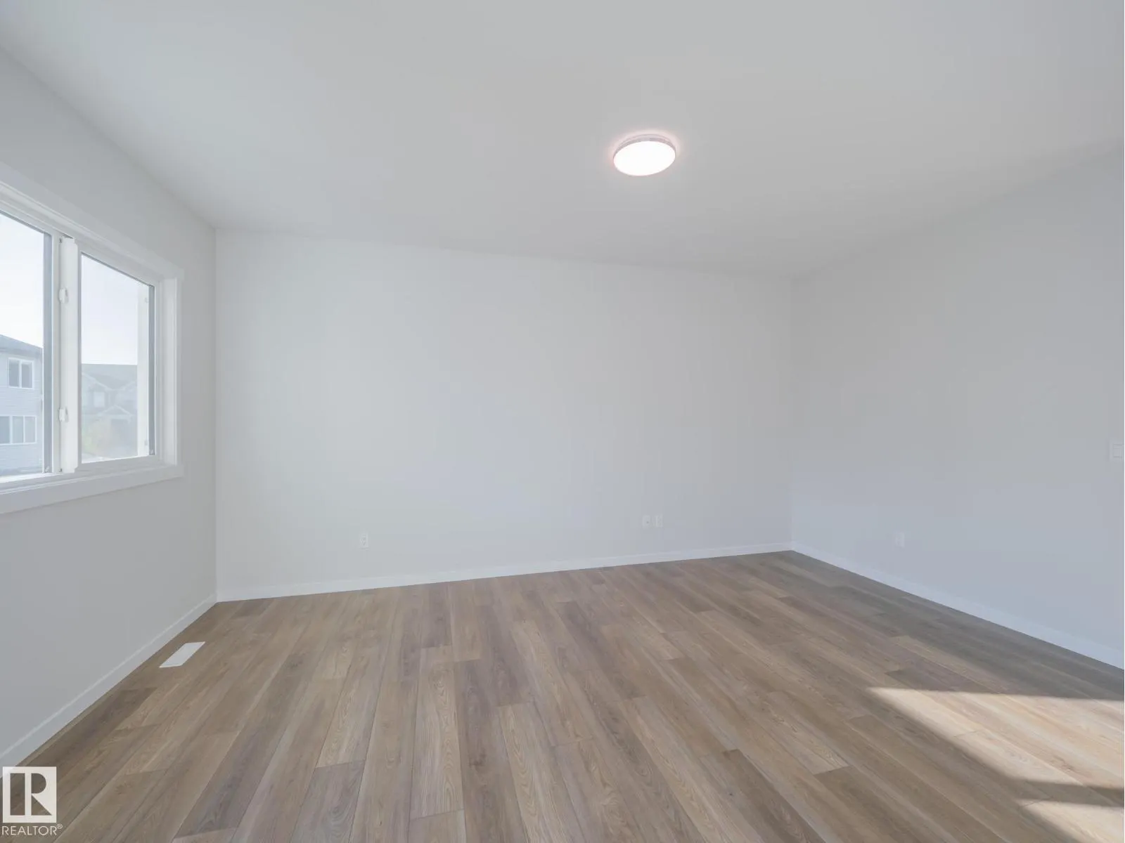 9315 227 ST NW