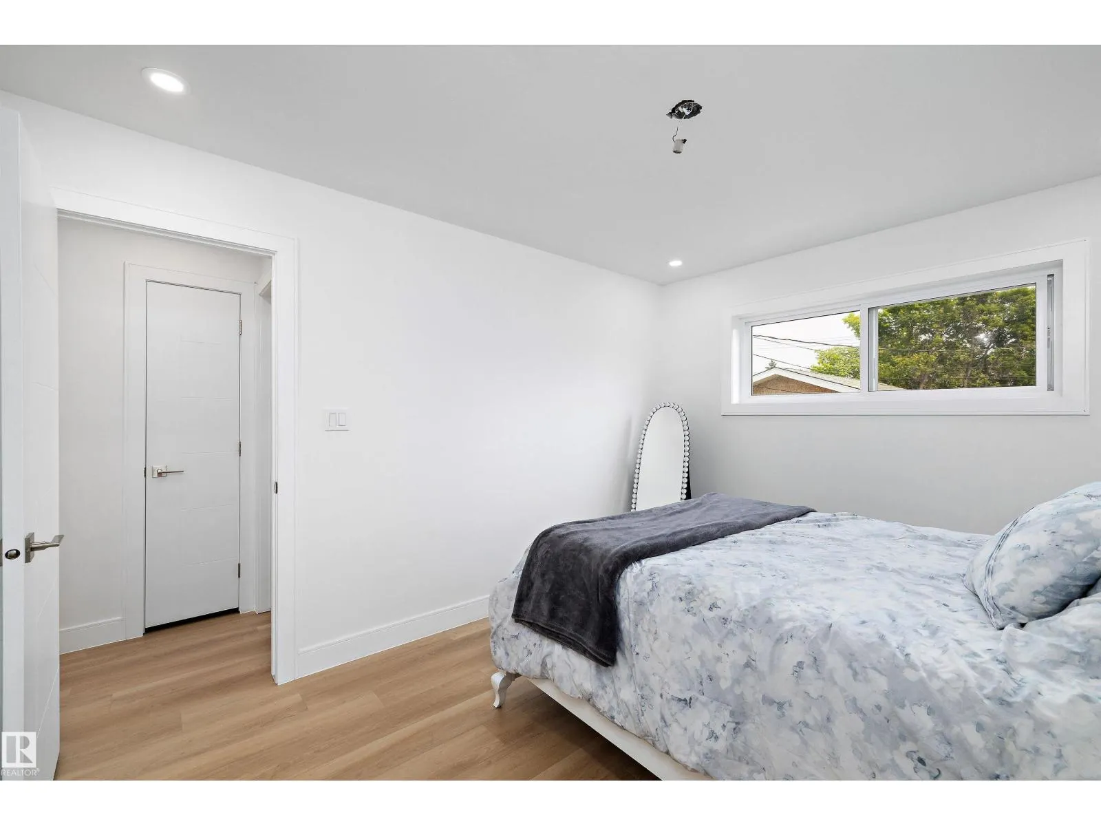 10229/10231 159 ST NW