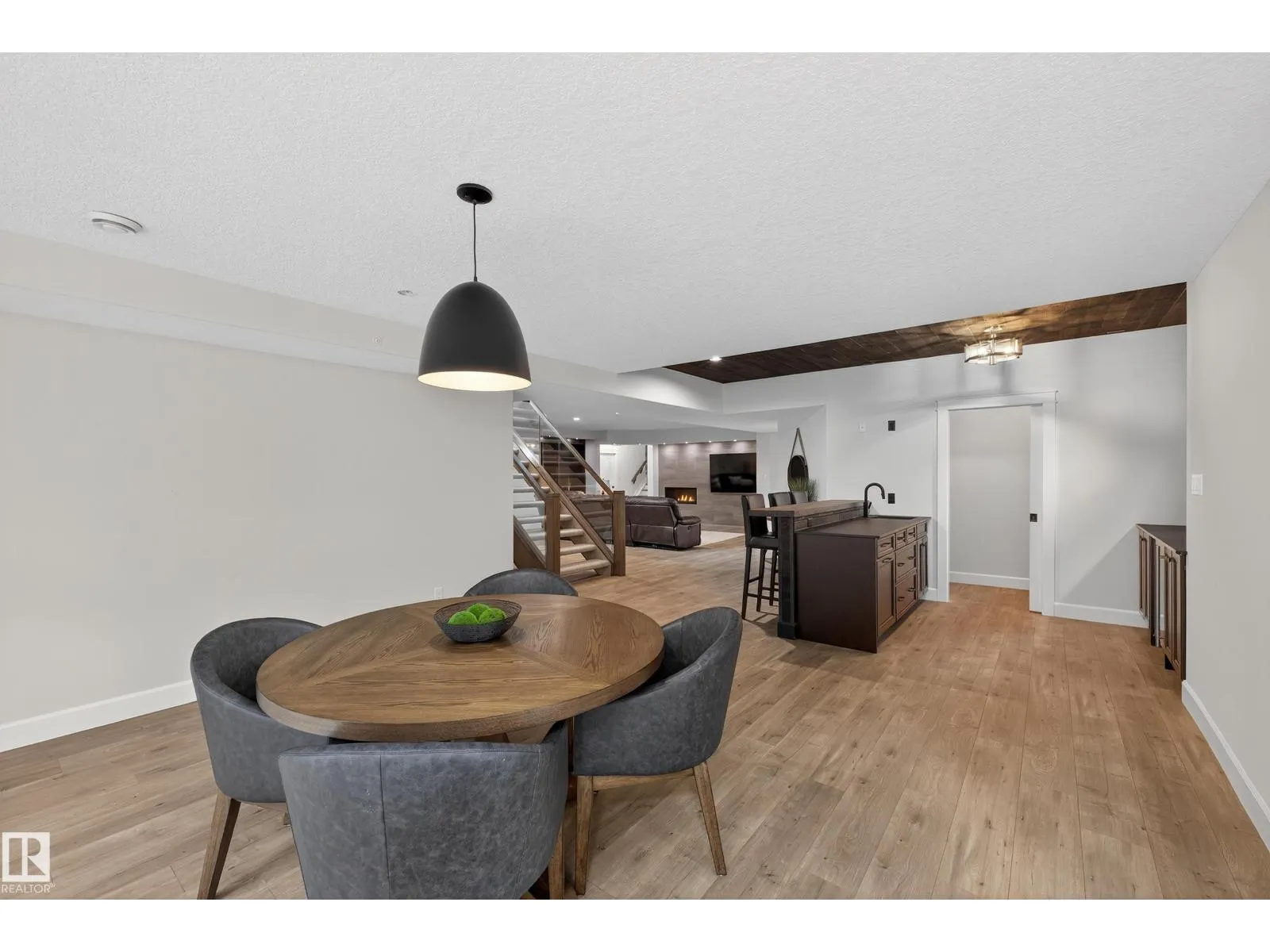 525 ESTATE DRIVE