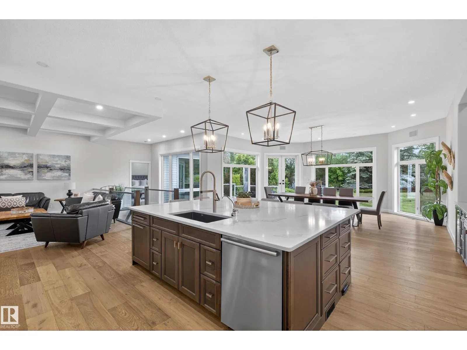 525 ESTATE DRIVE