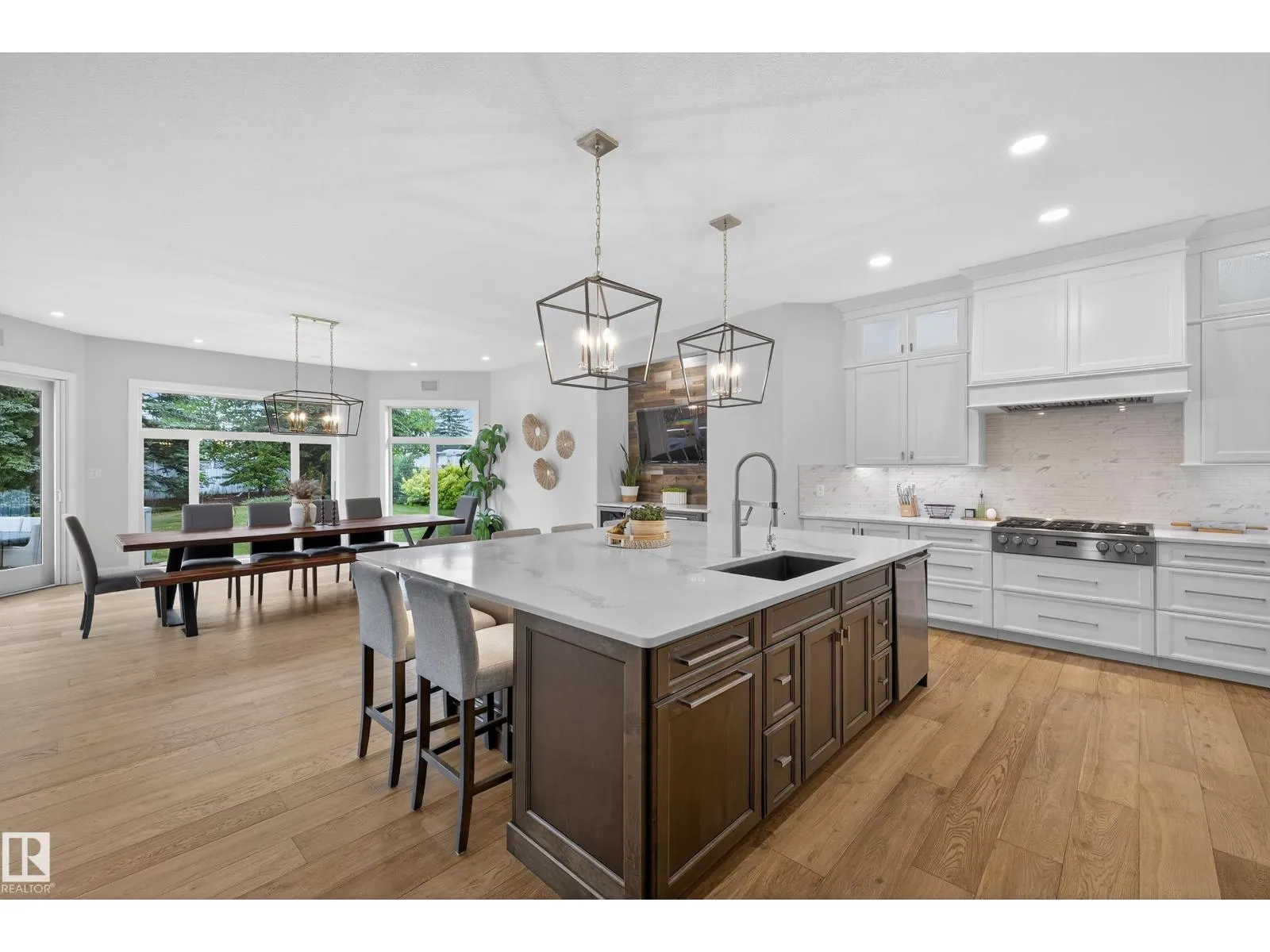 525 ESTATE DRIVE