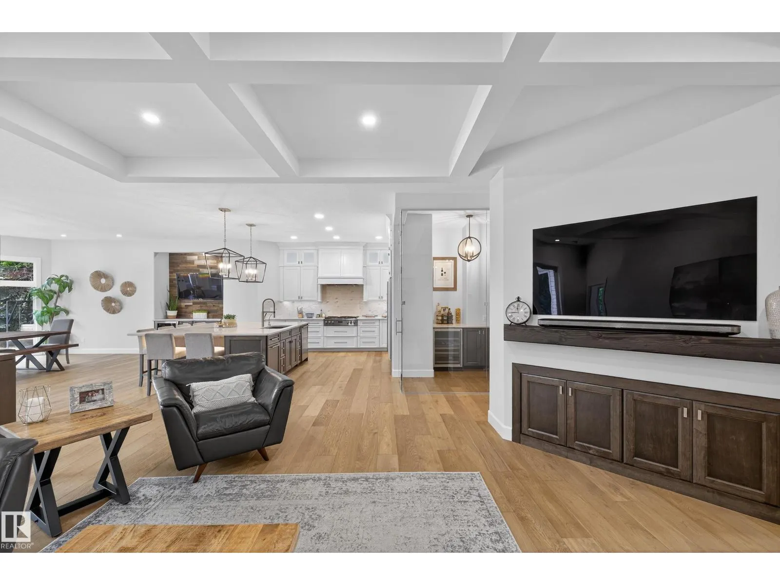 525 ESTATE DRIVE