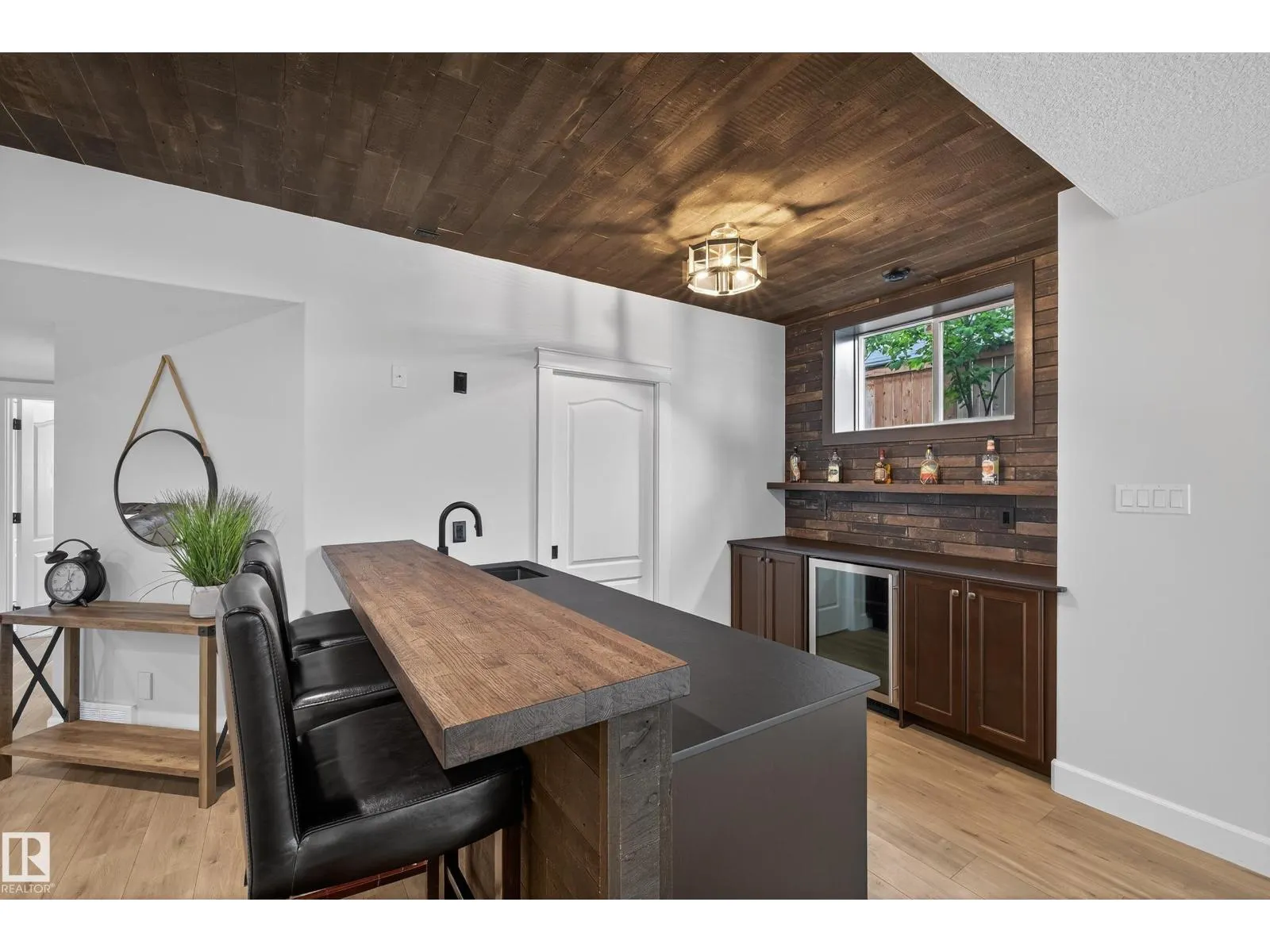 525 ESTATE DRIVE