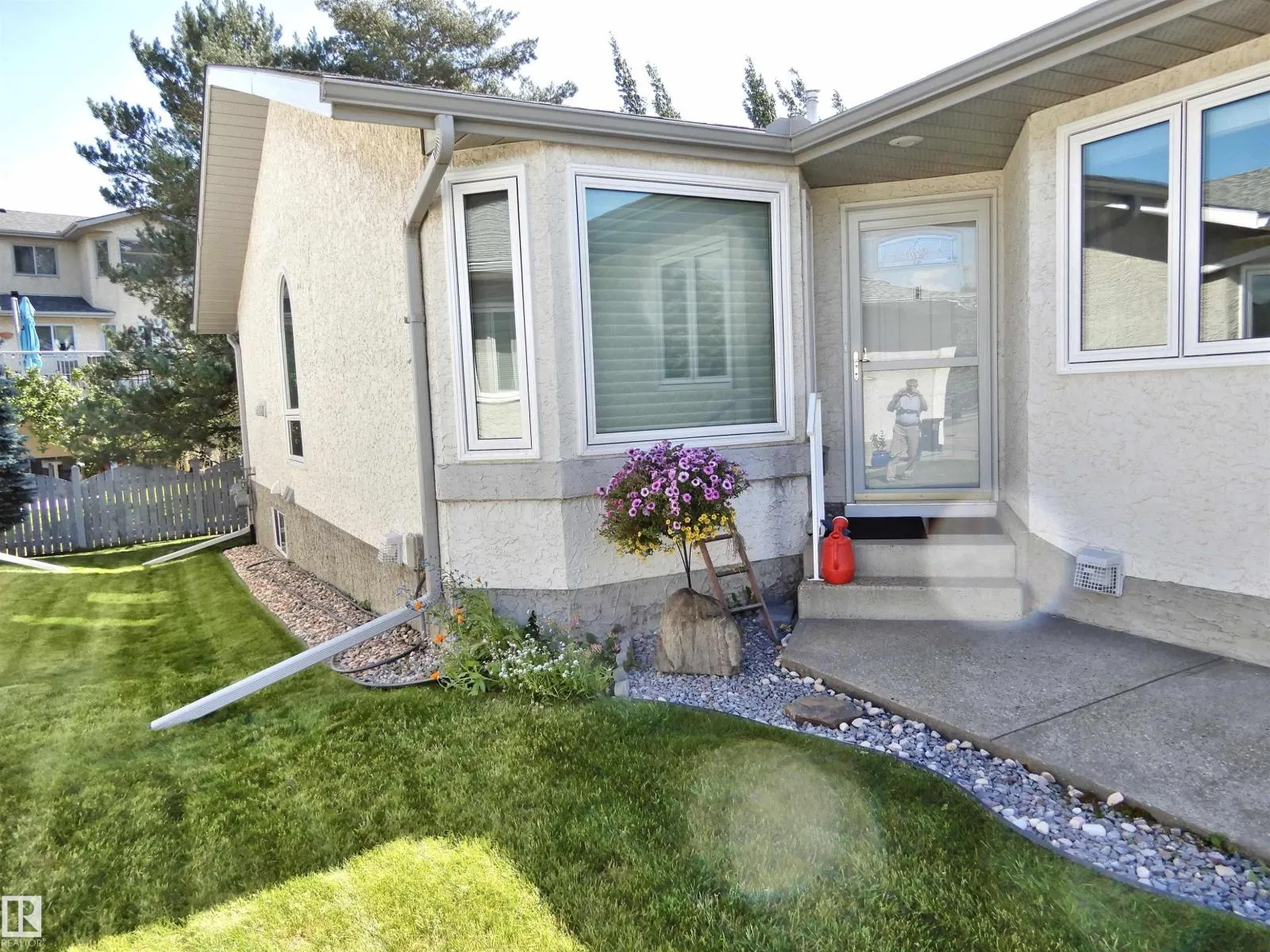 6530 158 AV NW