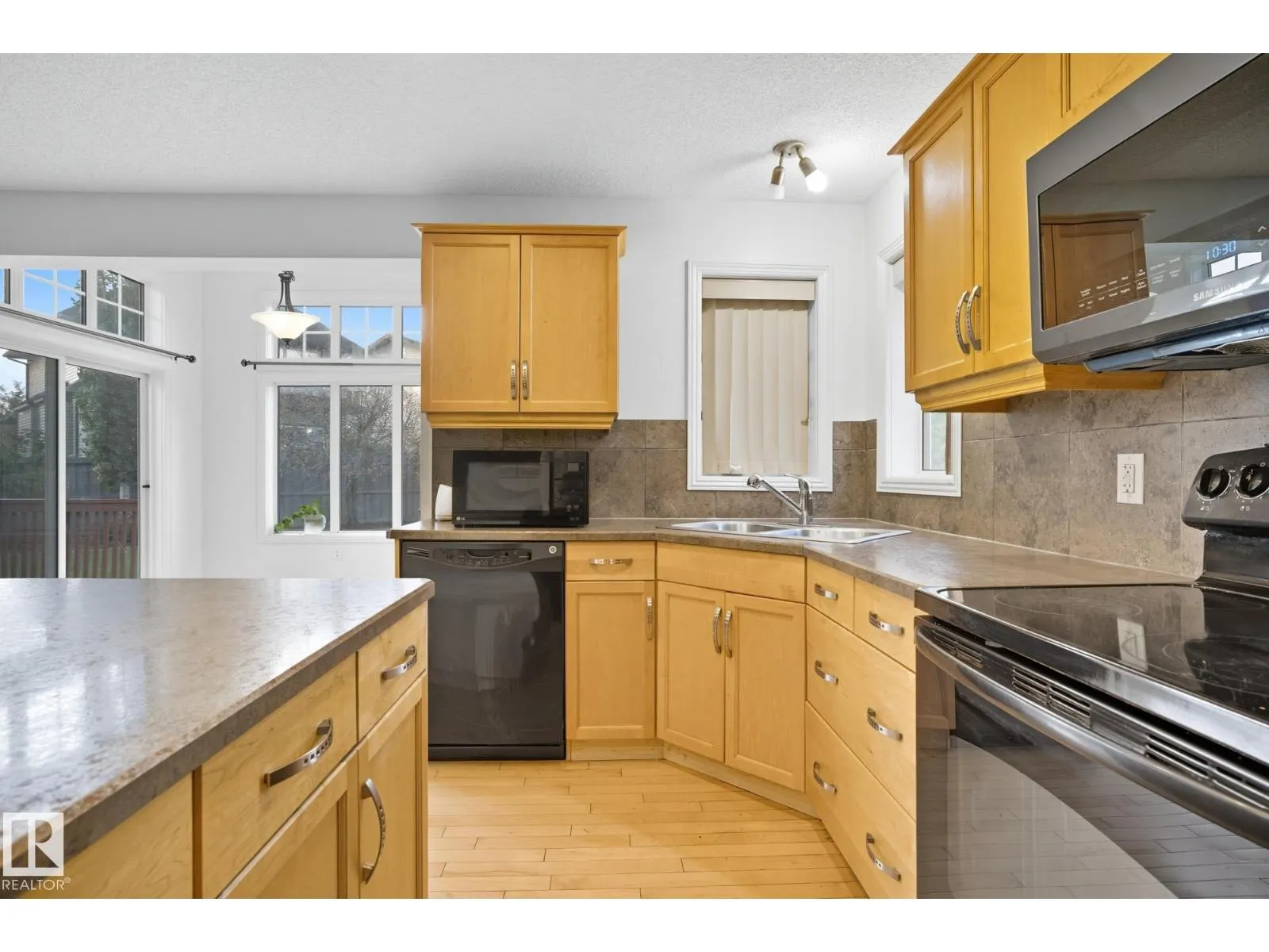 548 ADAMS WY SW