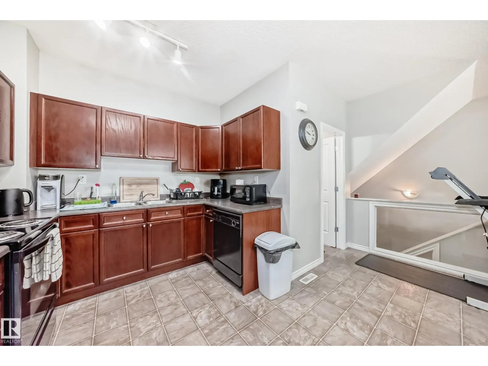 #115 3010 33 AV NW NW