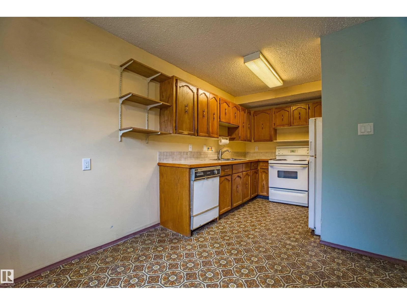 #150 10633 31 AV NW