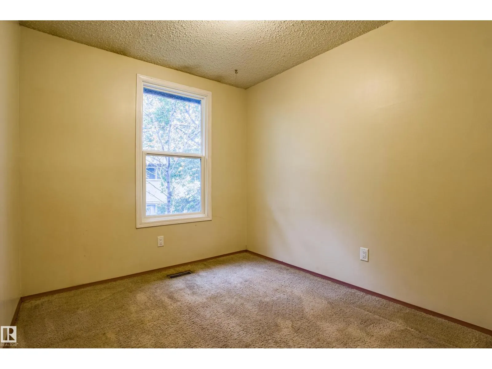 #150 10633 31 AV NW