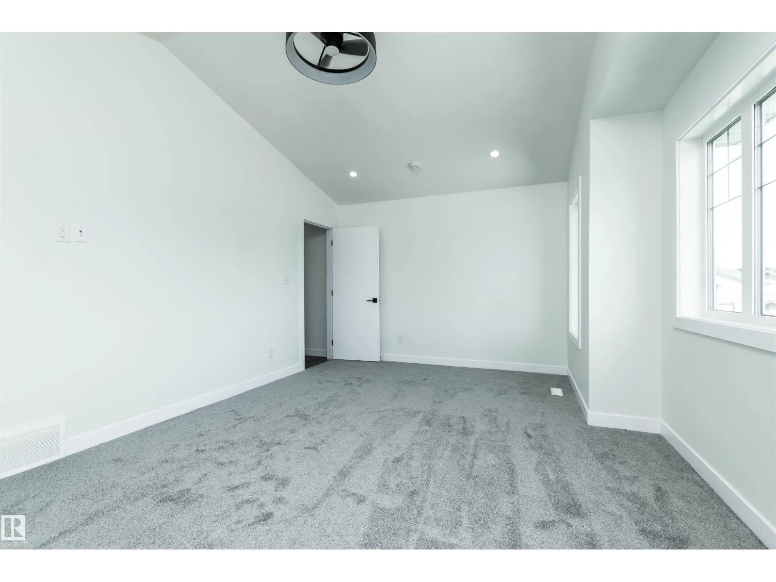 17 Sunbury PL