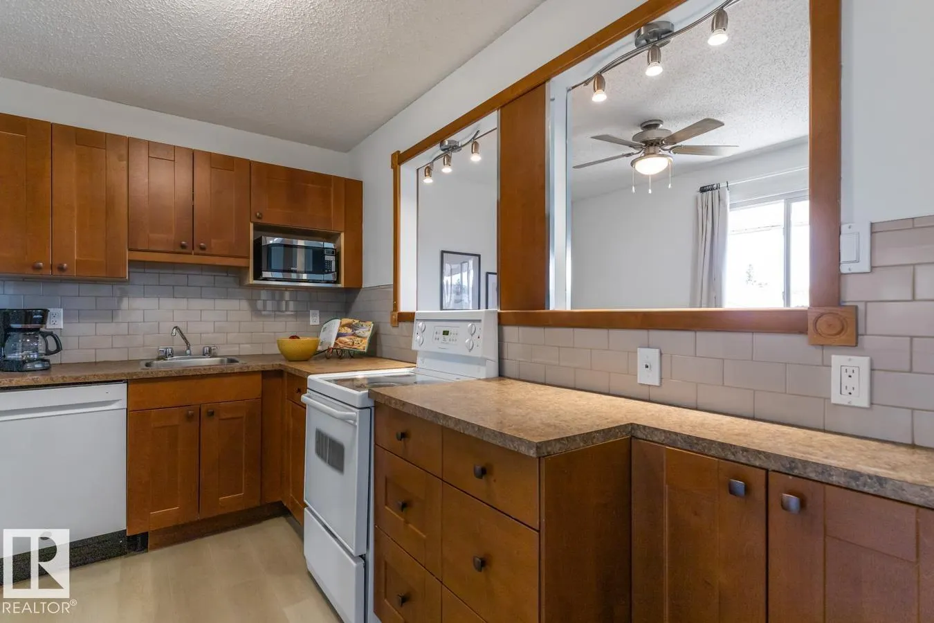 #5 3847 76 ST NW