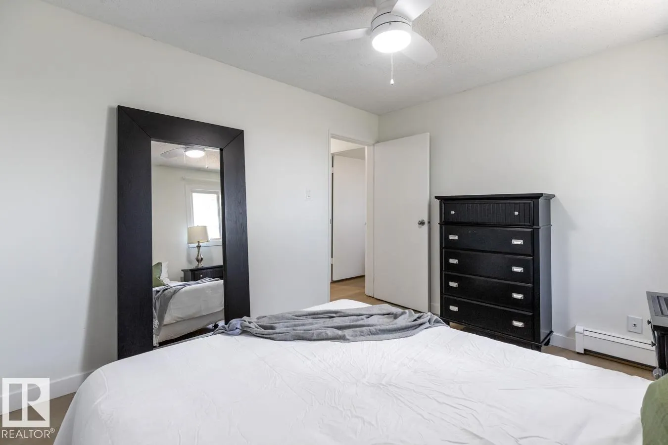 #5 3847 76 ST NW