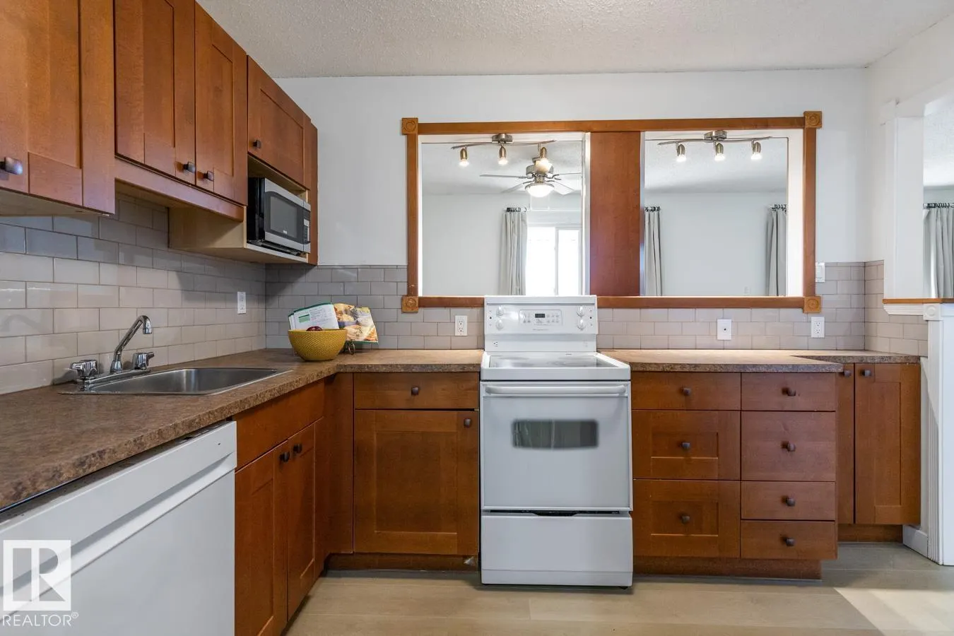 #5 3847 76 ST NW