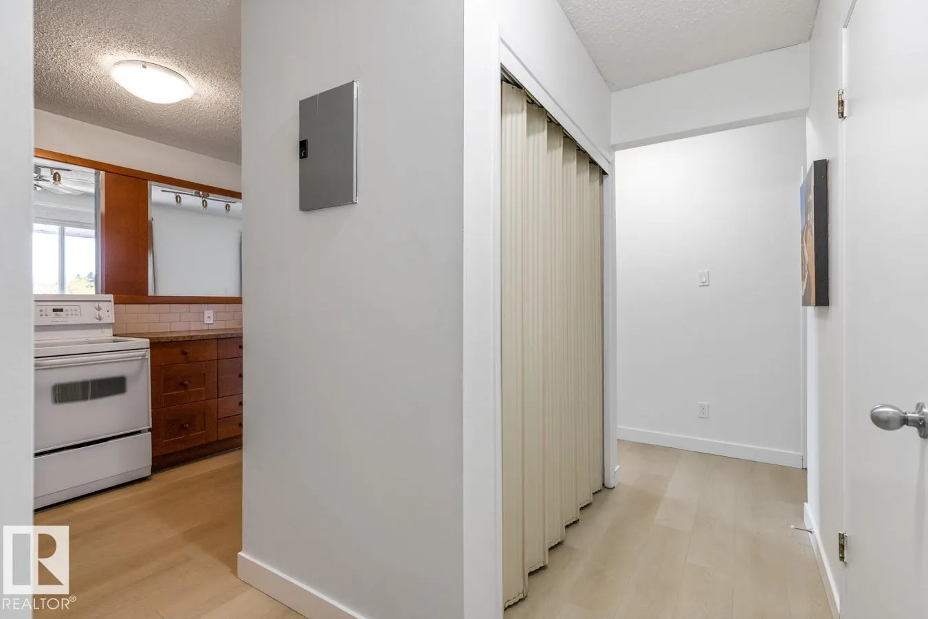 #5 3847 76 ST NW