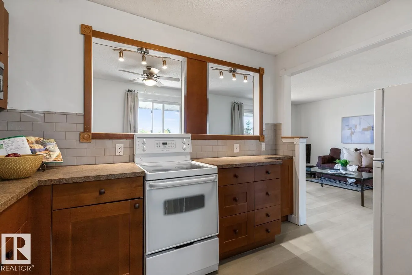 #5 3847 76 ST NW