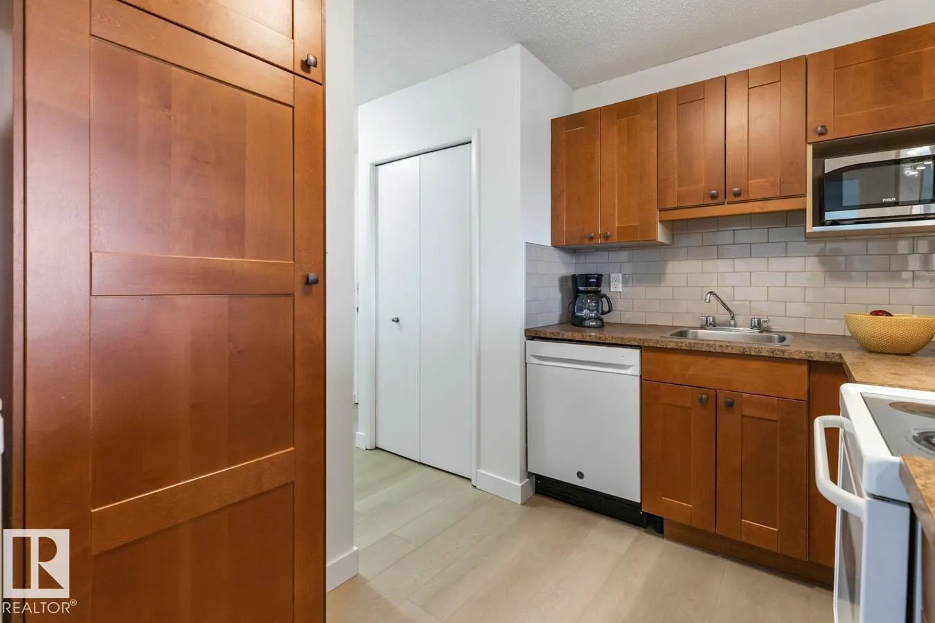 #5 3847 76 ST NW