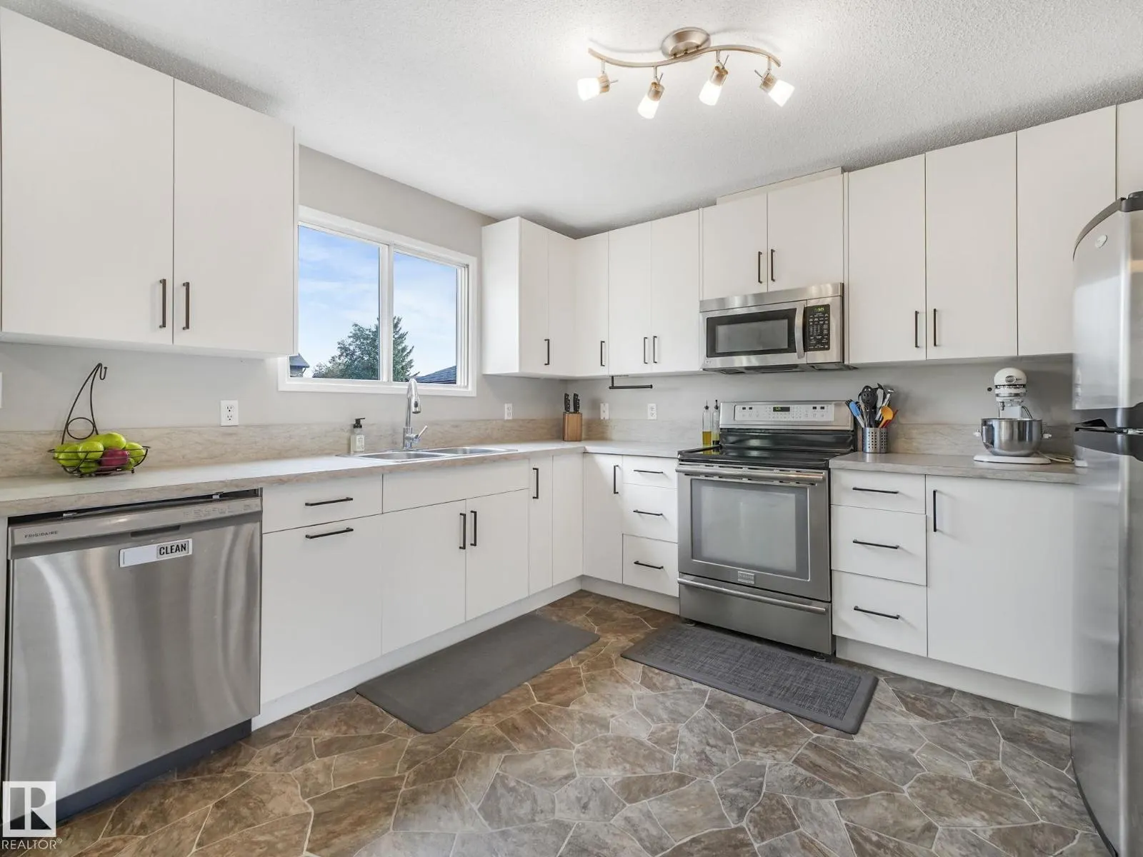 3515 42 AV NW