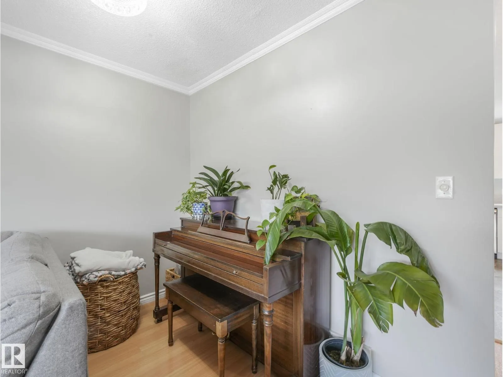 3515 42 AV NW