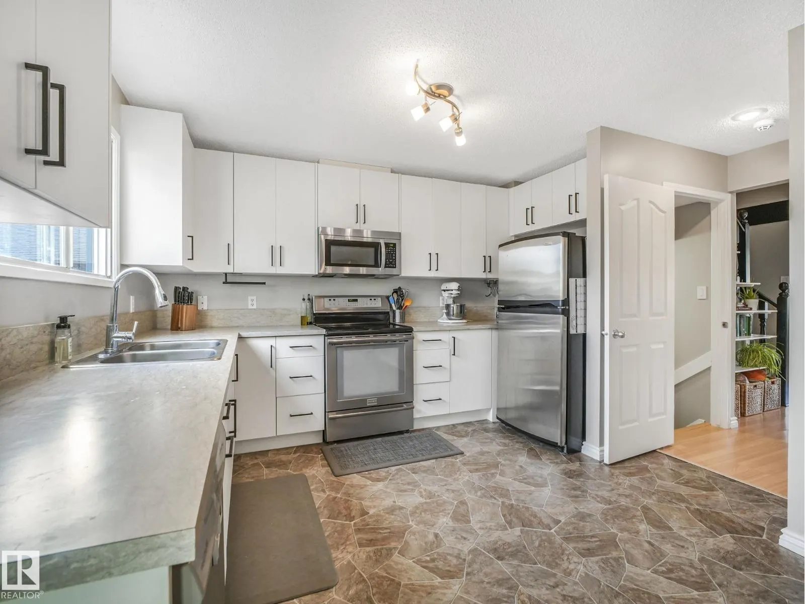 3515 42 AV NW