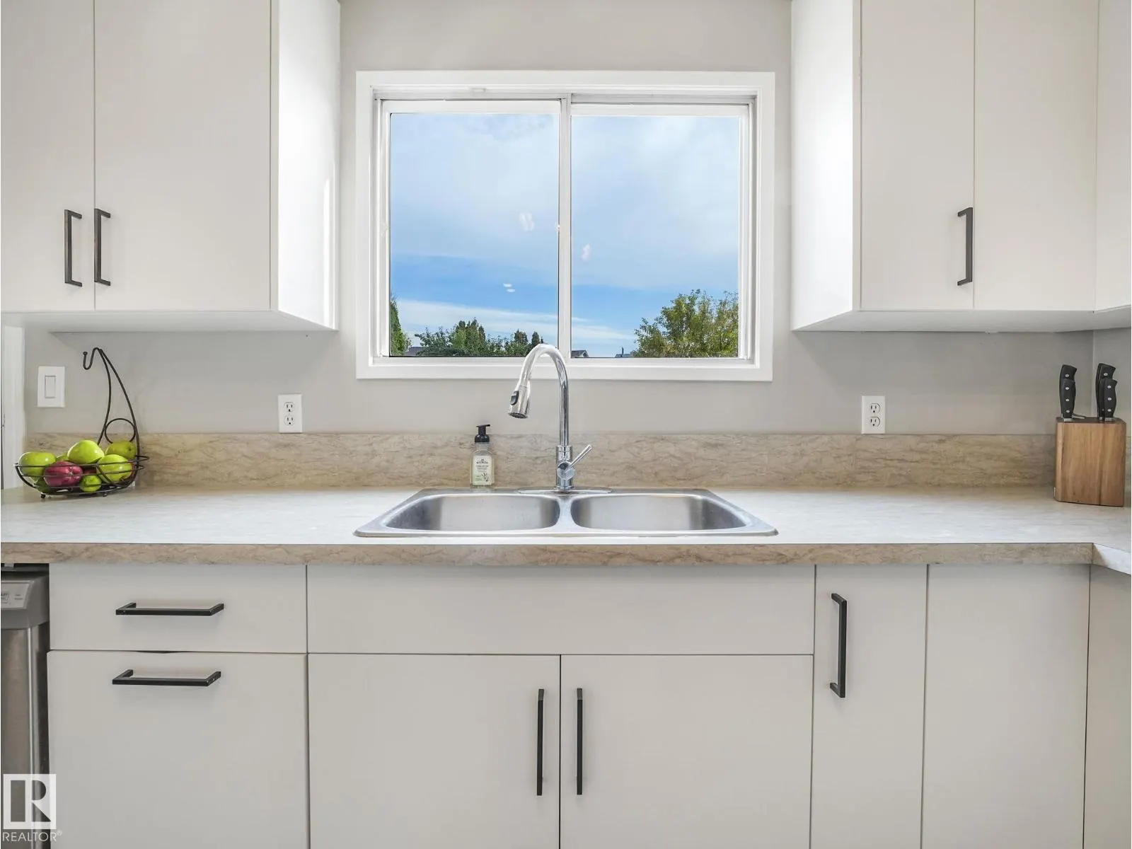 3515 42 AV NW