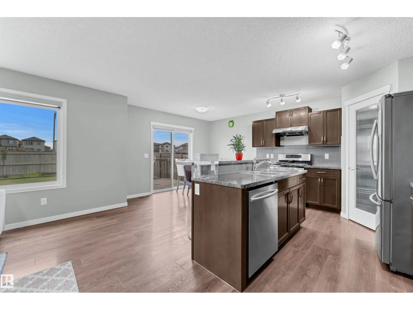 1651 28 ST NW