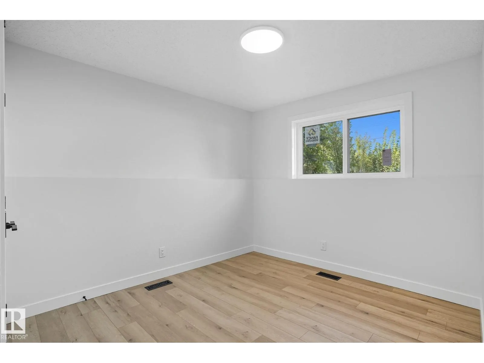 11528 42 AV NW