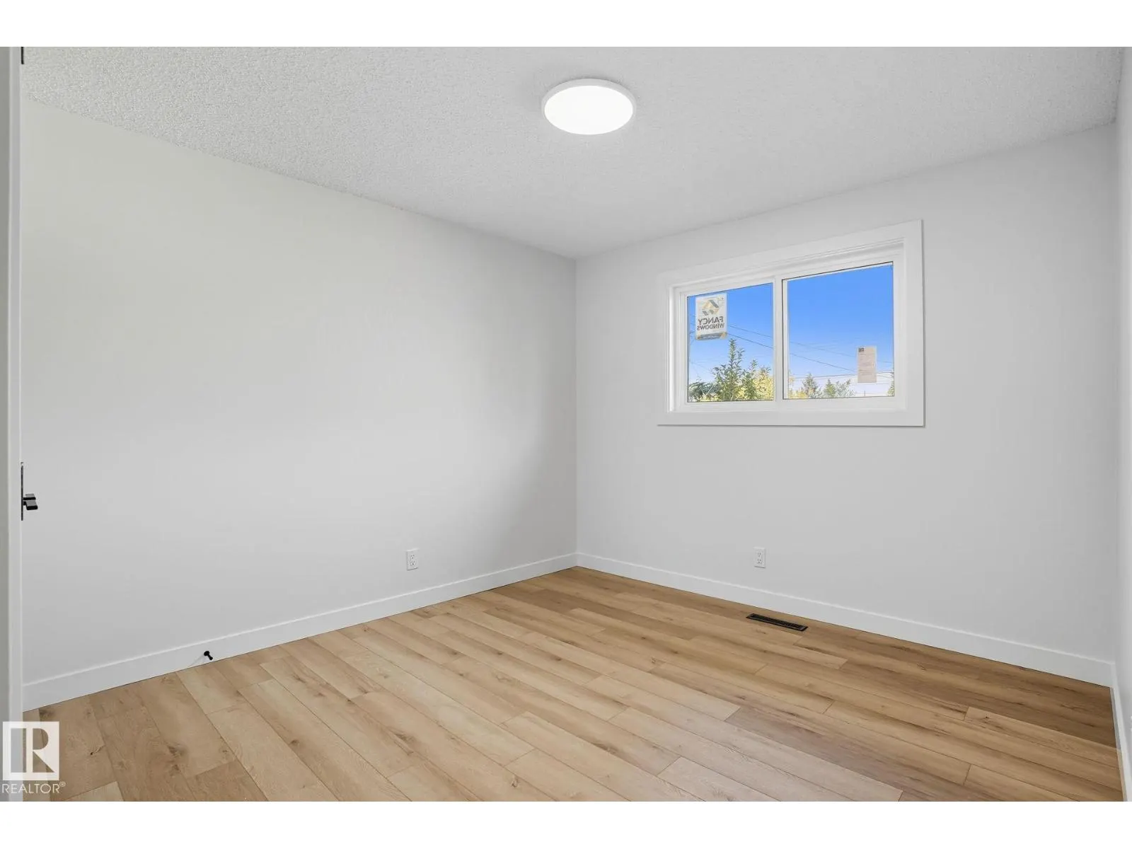 11528 42 AV NW