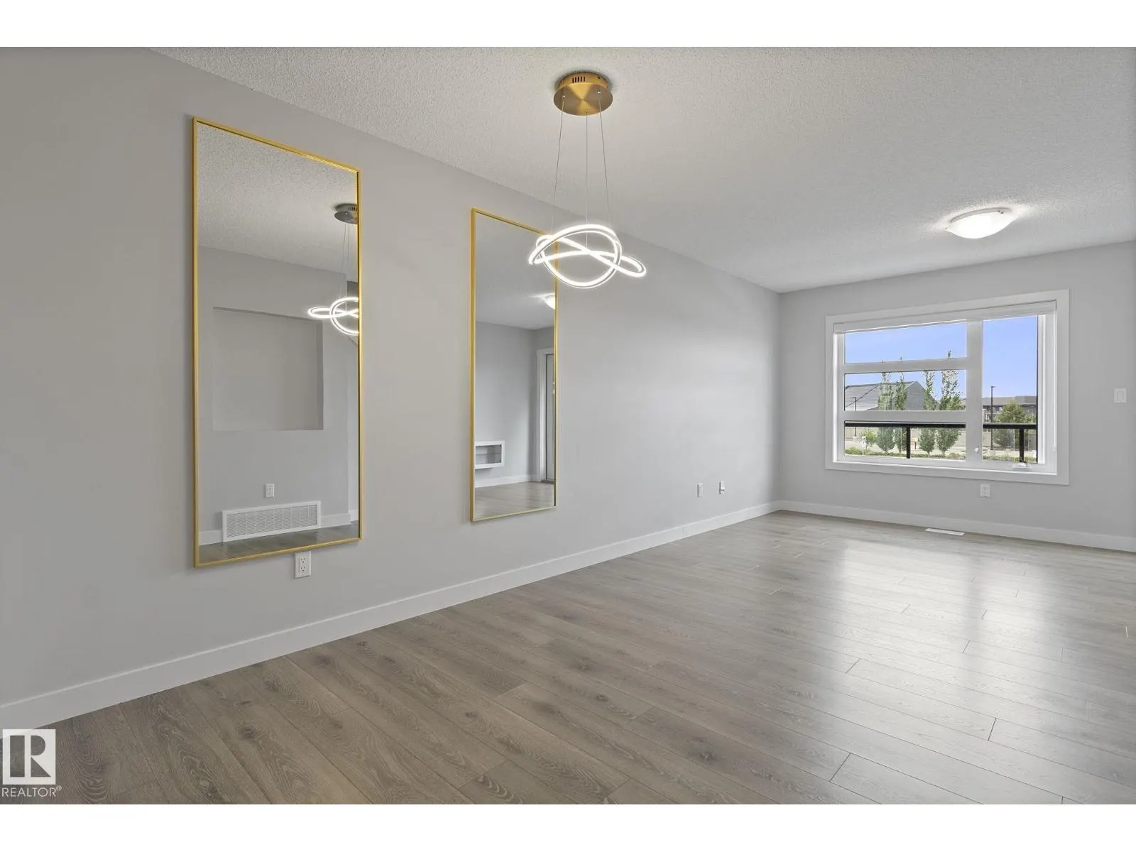 #53 1203 163 ST SW