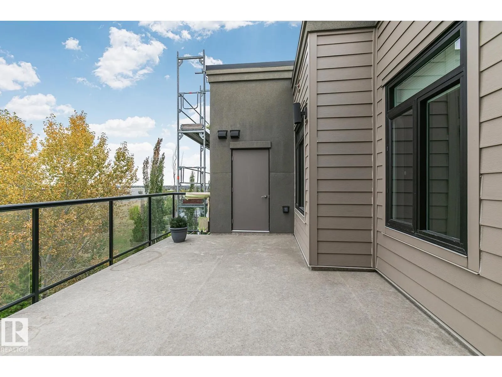 #404 625 LEGER WY NW