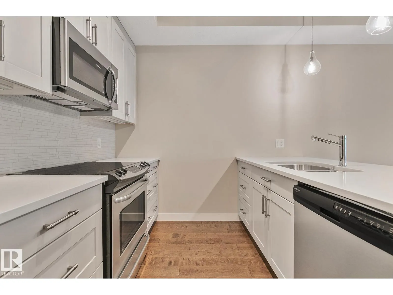 #404 625 LEGER WY NW