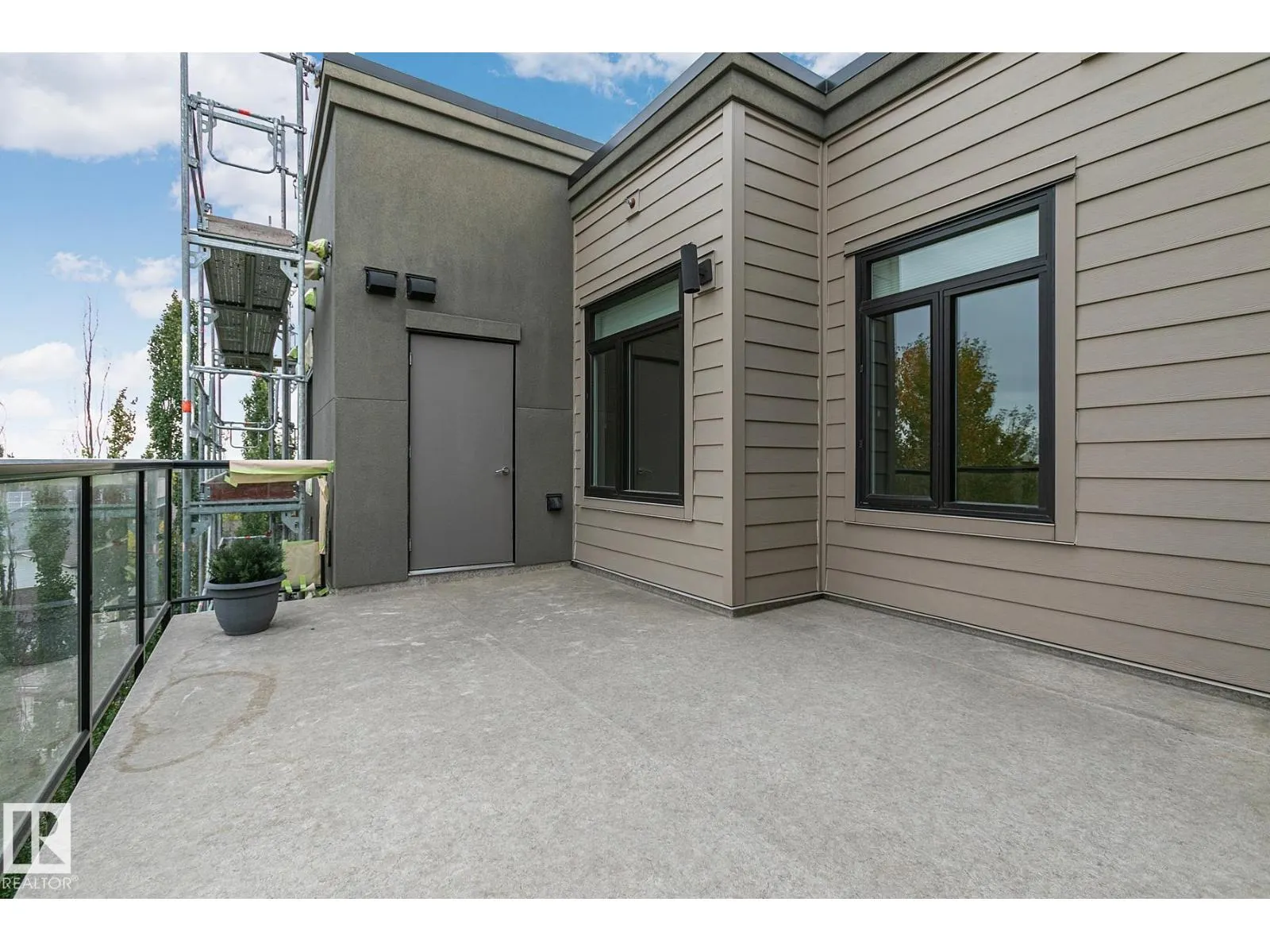 #404 625 LEGER WY NW