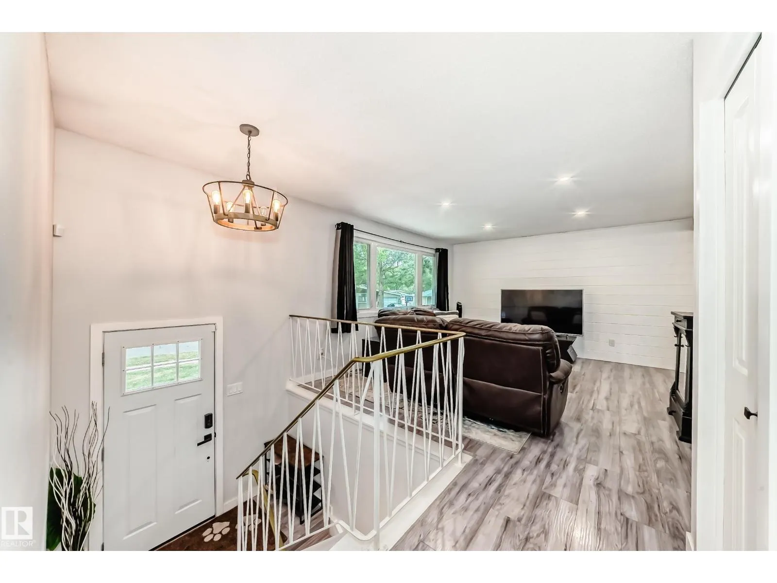 6 Beacon CR